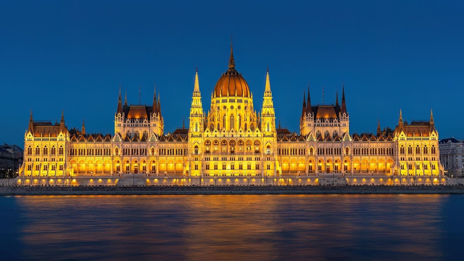 Здание парламента вечером